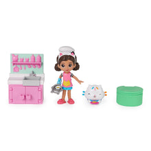 Încarcă imaginea în Galerie, Gabbys Dollhouse Set Papusa 9.7cm cu Pisicuta Bucataria lui Gabby
