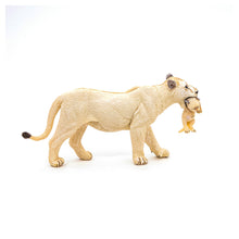 Încarcă imaginea în Galerie, Papo Animale Salbatice Figurina Leoaica Alba cu Pui
