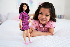 Barbie Fashionistas Papusa Satena cu Rochie Mov