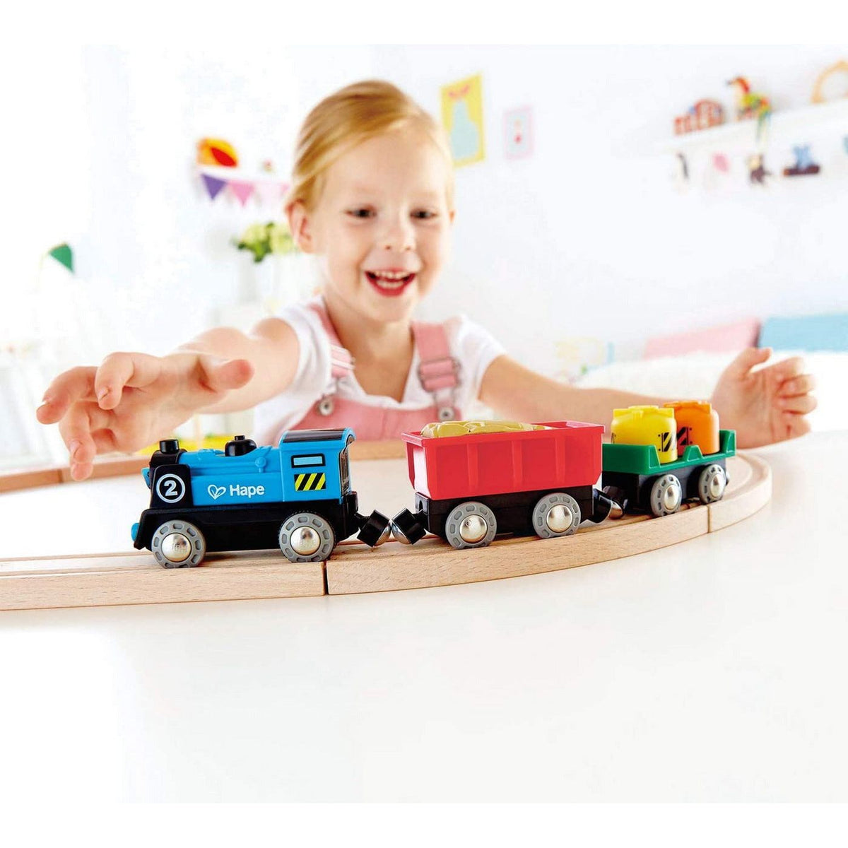 Hape Tren Marfar cu Doua Vagoane
