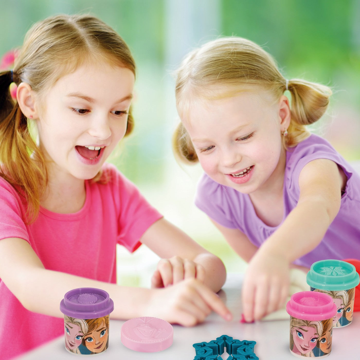 AS Galetusa cu 4 Borcanase de Plastilina si Accesorii Frozen