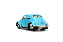 Încarcă imaginea în Galerie, Jada Toys Set Masinuta Metalica Volkswagen Bettle si Figurina Metalica Stitch
