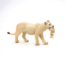Încarcă imaginea în Galerie, Papo Animale Salbatice Figurina Leoaica Alba cu Pui
