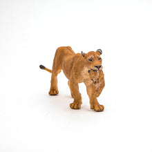 Încarcă imaginea în Galerie, Papo Animale Salbatice Figurina Leoaica cu Pui
