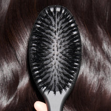 Încarcă imaginea în Galerie, GHD The Dresser Oval Dressing Brush Perie Anti-Static pentru Descurcare
