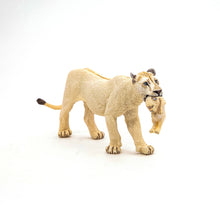 Încarcă imaginea în Galerie, Papo Animale Salbatice Figurina Leoaica Alba cu Pui
