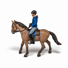 Încarcă imaginea în Galerie, Papo Rase de Cai si Ponei Set Echitatie Cal si Jocheu in Jacheta Albastra
