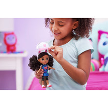Încarcă imaginea în Galerie, Gabbys Dollhouse Papusa de Calatorie 20.3cm
