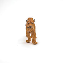 Încarcă imaginea în Galerie, Papo Animale Salbatice Figurina Leoaica cu Pui
