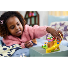 Încarcă imaginea în Galerie, Lego Gabby&#39;s Dollhouse Petrecerea in Gradina a Miau Zanei
