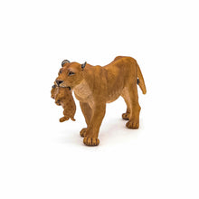Încarcă imaginea în Galerie, Papo Animale Salbatice Figurina Leoaica cu Pui
