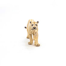 Încarcă imaginea în Galerie, Papo Animale Salbatice Figurina Leoaica Alba cu Pui

