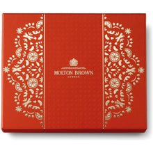 Încarcă imaginea în Galerie, Molton Brown Fiery Pink Pepper Travel Collection - Set
