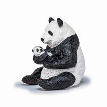Încarcă imaginea în Galerie, Papo Animale Salbatice Figurina Urs Panda Sezand cu Pui in Brate
