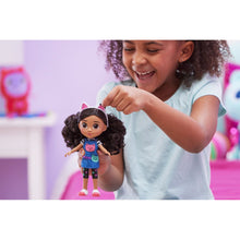 Încarcă imaginea în Galerie, Gabbys Dollhouse Papusa de Calatorie 20.3cm
