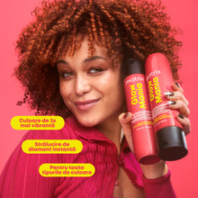 Încarcă imaginea în Galerie, Matrix Glow Mania Conditioner - Balsam Pentru Mentinerea Culorii 300ml

