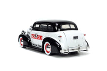 Încarcă imaginea în Galerie, Jada Toys Set Masinuta Metalica Chevrolet Master Deluxe 1939 si Figurina Mr Monopoly
