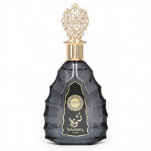 Încarcă imaginea în Galerie, Arabiyat Prestige Nashwa Smoke 100ml – un parfum intens si misterios, cu un caracter afumat si oriental, ce combina caldura rasinilor cu note lemnoase adanci
