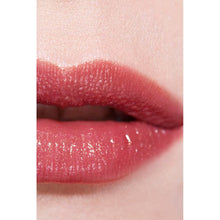 Încarcă imaginea în Galerie, Chanel Rouge Coco Flash 82 Live - Ruj Hidratant cu Stralucire Intensa Glossy - Beauty Lounge
