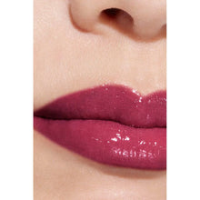 Încarcă imaginea în Galerie, Chanel Rouge Coco Flash 96 Phénomène 3.5g - Ruj Glossy Hidratant si Intens - Beauty Lounge
