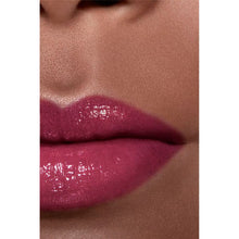 Încarcă imaginea în Galerie, Chanel Rouge Coco Flash 96 Phénomène 3.5g - Ruj Glossy Hidratant si Intens - Beauty Lounge
