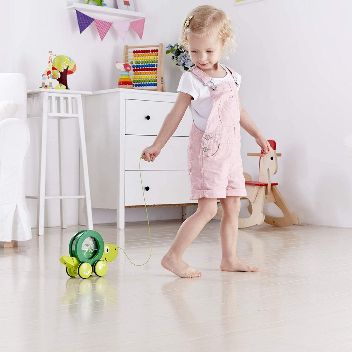 Hape Broscuta Tito Plimbareata - Jucarie de Tras Pentru Echilibru si Coordonare