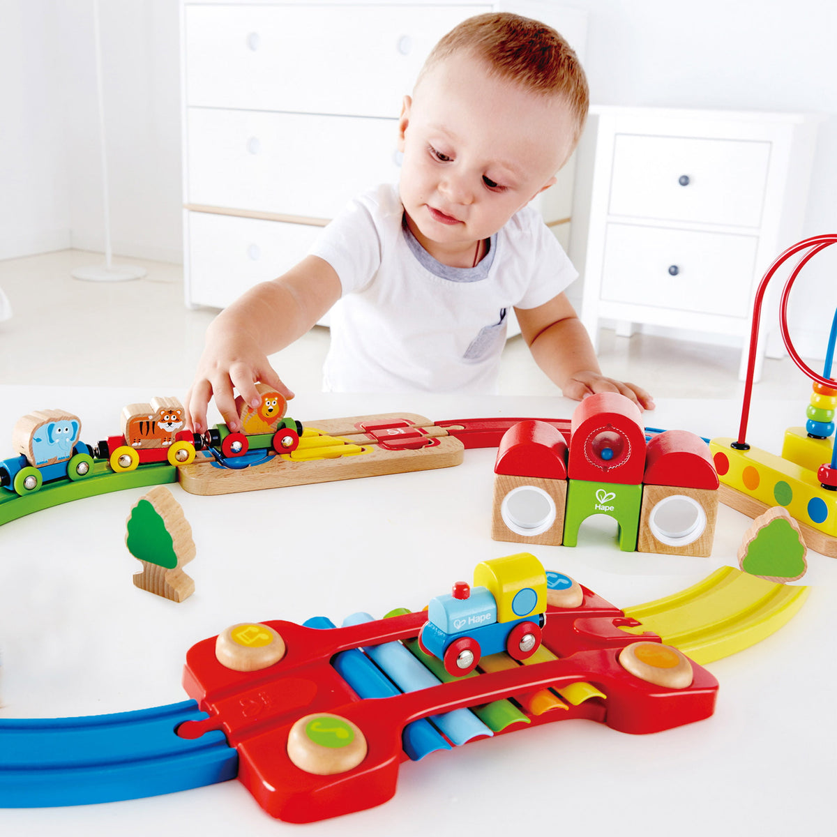 Hape Sina de Tren Curcubeu - Set Feroviar cu Xilofon si Tamburina