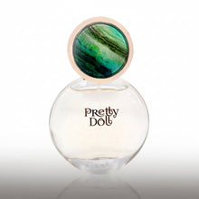Încarcă imaginea în Galerie, Maryaj Pretty Doll este un parfum floral-fructat-gourmand modern feminin, cu un profil dulce, vesel si jucaus, construit in stil tineresc si feminin.
