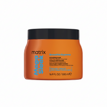 Încarcă imaginea în Galerie, Masca Matrix Mega Sleek este un tratament intens de netezire, creat pentru parul predispus la electrizare si frizz.
