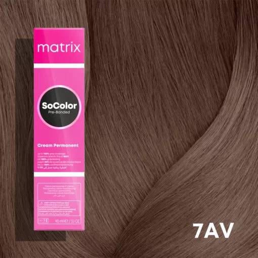 Vopsea profesională Matrix SoColor Pre-Bonded 7AV oferă un blond mediu rece, cu reflexe cenușiu-violet, ideal pentru neutralizarea tonurilor calde și obținerea unui rezultat uniform, modern și elegant.-Beauty Lounge