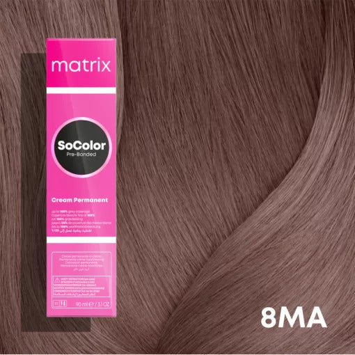 Matrix SoColor Pre-Bonded 8MA este o vopsea permanentă profesională, creată pentru a oferi o nuanță sofisticată de blond deschis cu reflexe mocha-aurii, ideală pentru un look cald, natural și strălucitor.
