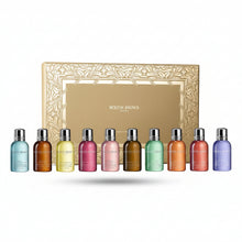 Încarcă imaginea în Galerie, Molton Brown Stocking Filler Collection Gift Set 10x50ml este un set cadou de lux ce reunește cele mai îndrăgite 10 geluri de duș ale brandului, într-un format travel-size ideal pentru descoperire sau călătorii.
