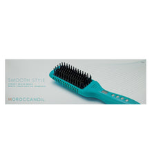 Încarcă imaginea în Galerie, Moroccanoil Smooth Style Ceramic este o perie incalzita inovatoare care combina eficienta unei placi de par cu usurinta utilizarii unei perii, pentru un styling rapid si rezultate profesionale.
