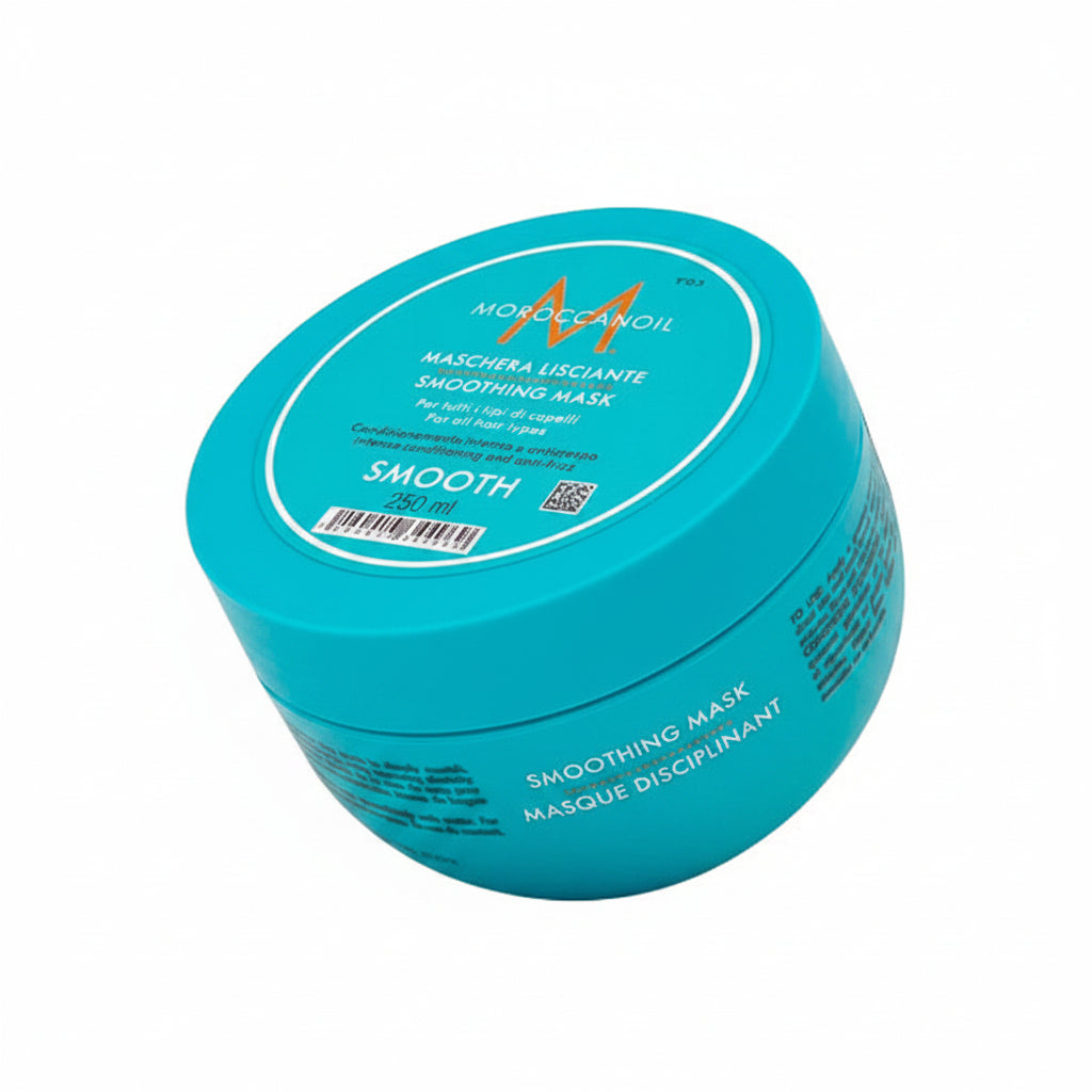 Masca Moroccanoil Smooth este special conceputa pentru ingrijirea parului rebel, aspru si dificil de coafat, oferindu-i netezire, hidratare intensa si un aspect disciplinat.