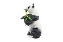 Încarcă imaginea în Galerie, Papo Animale Salbatice Figurina Urs Panda cu Bambus
