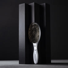 Încarcă imaginea în Galerie, Olivia Garden ID2031 - Perie de Par Ovala Mistrat Ionica Profesionala Anti Frizz - Beauty Lounge
