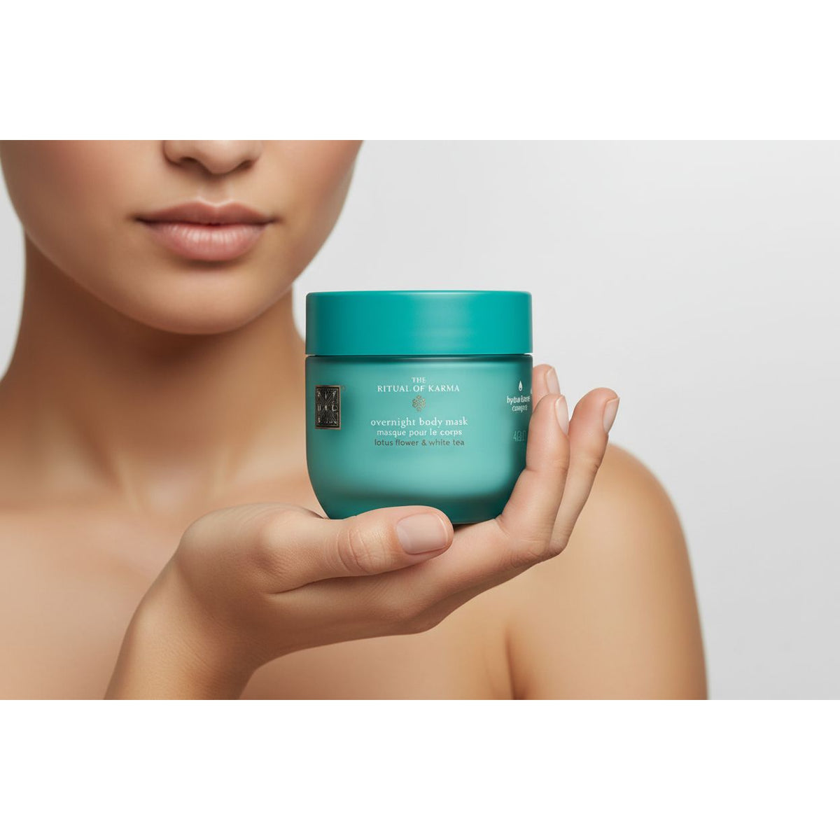 Rituals of Karma Overnight Body Mask 125ml – masca de corp hidratantă pentru bărbați și femei, îmbogățită cu uleiuri naturale, cu textură cremoasă și parfum relaxant. Imagine produs profesional, fundal curat, prezentare detaliată a recipientului.
