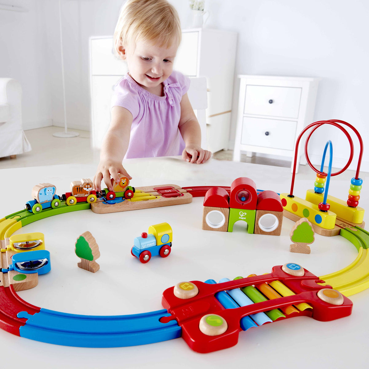 Hape Sina de Tren Curcubeu - Set Feroviar cu Xilofon si Tamburina