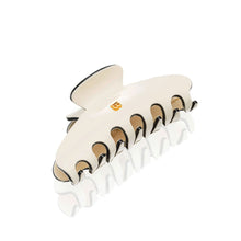 Încarcă imaginea în Galerie, Balmain Cellulose Acetate Pince a Cheveux Large White/Black – Agrafa de Lux Pentru Par - Beauty Lounge
