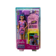 Încarcă imaginea în Galerie, Barbie Papusa Skipper First Jobs Ear Piercer
