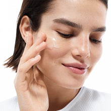 Încarcă imaginea în Galerie, Clinique Even Better Clinical Radical Dark Spot Corrector and Interrupter 50ml - Ser
