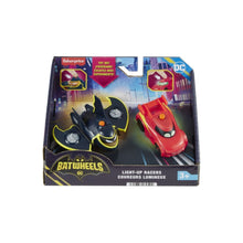 Încarcă imaginea în Galerie, Fisher Price Batwheels Set 2 Masinute cu Lumini Redbird si Batwing Scara
