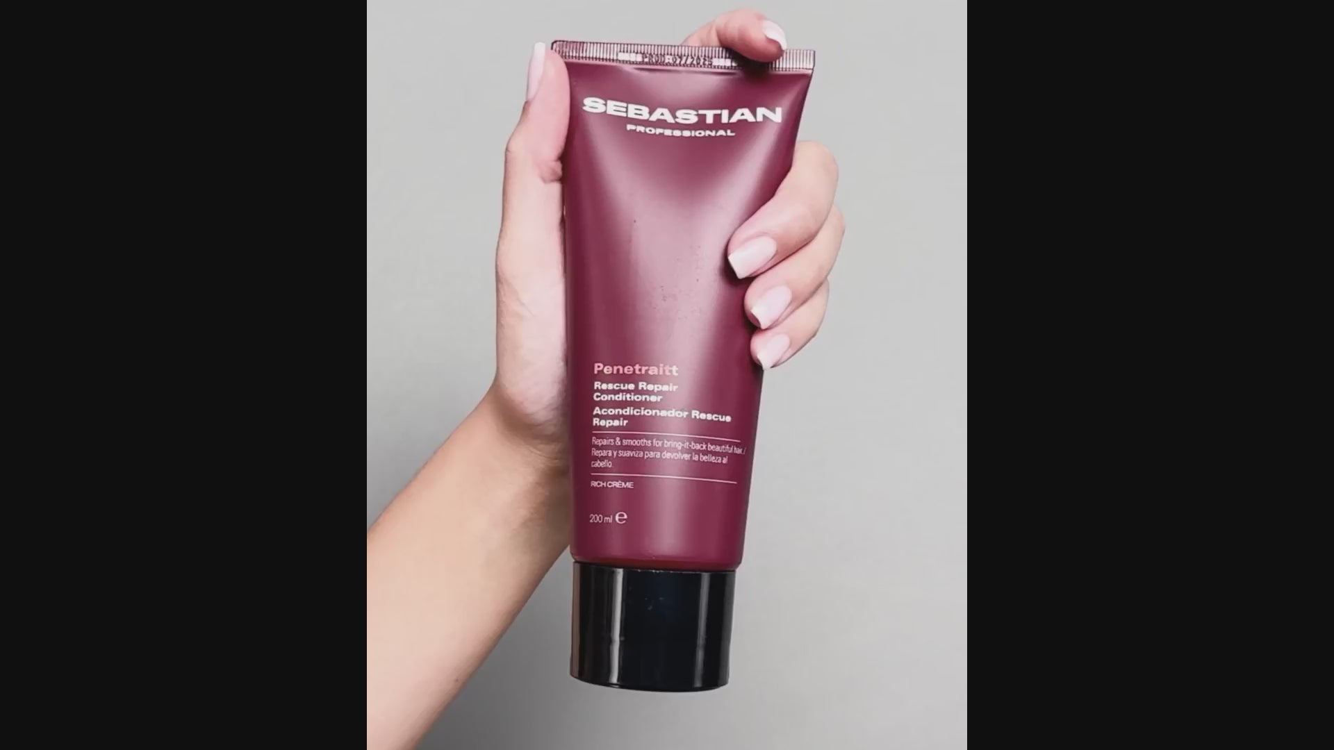 Încarcă video: Sebastian Penetraitt Conditioner 200ml - Balsam Reparator Pentru Par Deteriorat Beauty Lounge