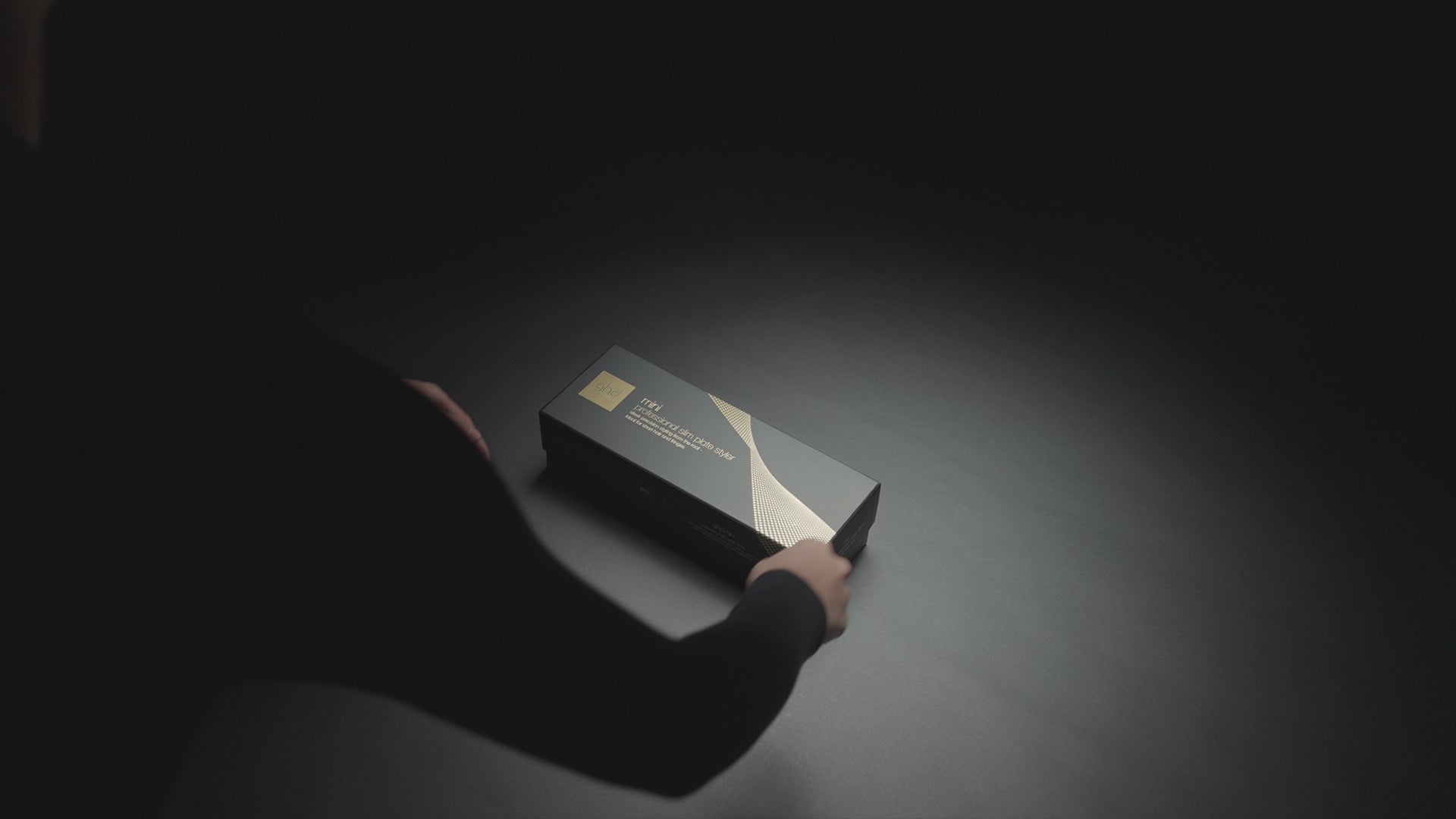 Încarcă video: GHD Mini Straightener - Placa Profesionala cu Placi Inguste Pentru Par Scurt si Breton