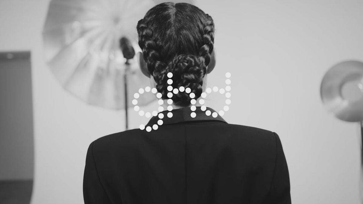 Încarcă video: GHD-Glide-Hot-Brush-Beauty-Perie-Electrica-Pentru-Netezire-si-Reducerea-Frizz-ului-Beauty-Lounge