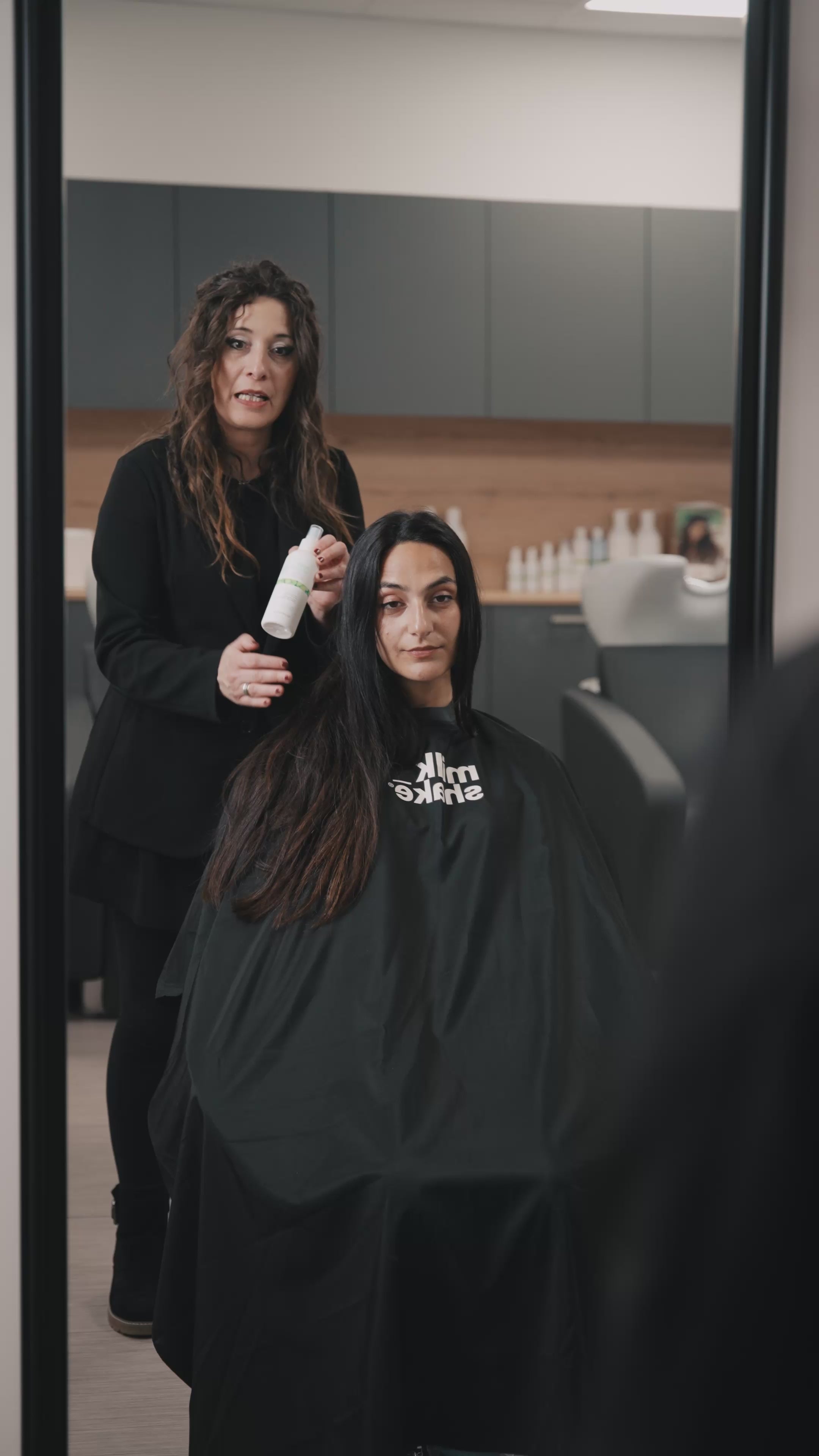 Încarcă video: MilkShake No Frizz Allowed Glistening Light Milk 100ml – Ser Anti-electrizare