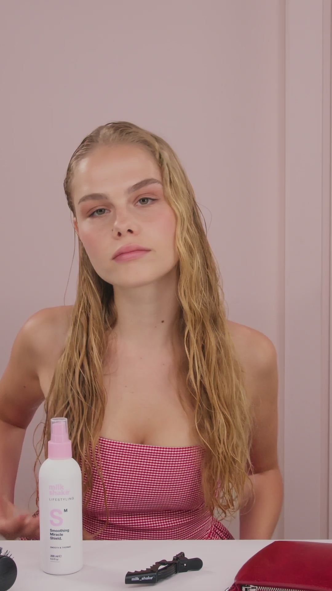 Încarcă video: MilkShake Lifestyling Smoothing Miracle Shield 200ml - Spray Leave-in Termo-Protector
