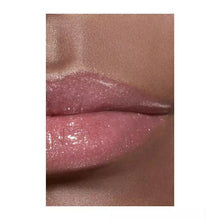 Încarcă imaginea în Galerie, Chanel Rouge Coco Gloss 119 Bourgeoisie - Luciu de Buze Hidratant si Stralucitor
