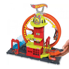 Încarcă imaginea în Galerie, Hot Wheels Statia de Pompieri Super Loop
